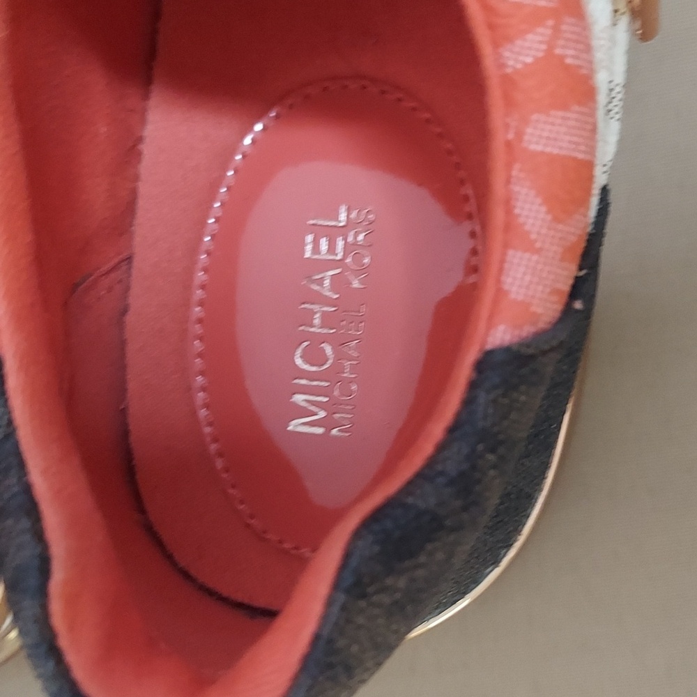 Michael Kors Sneakers, 8.5 MK Logo, Leather, Rose Gold Accents - Picture 7 of 14